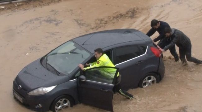 İzmir selinde vatandaşlara yardım eden polise ödül