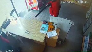 İzmir'de benzin istasyonundaki pompalı tüfekli soygun kamerada