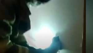 İzmir'de duvarda sıkışan kedi itfaiye tarafından kurtarıldı