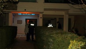 İzmir'de evinin önünde silahlı saldırıya uğradı