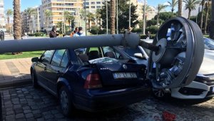 Dev aydınlatma direği 5 aracın üzerine devrildi