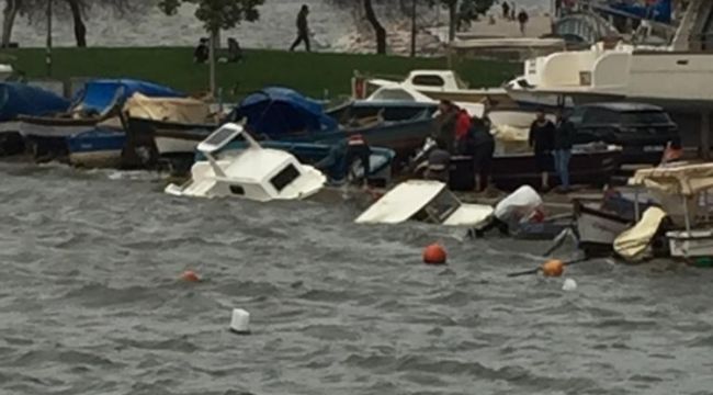 İzmir'de fırtınada tekneler battı, ağaçlar devrildi