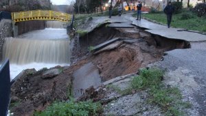 İzmir'de istinat duvarı büyük bir gürültüyle yıkıldı