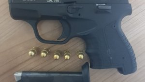 İzmir'de polisten kaçan şüpheliden ruhsatsız tabanca ele geçirildi