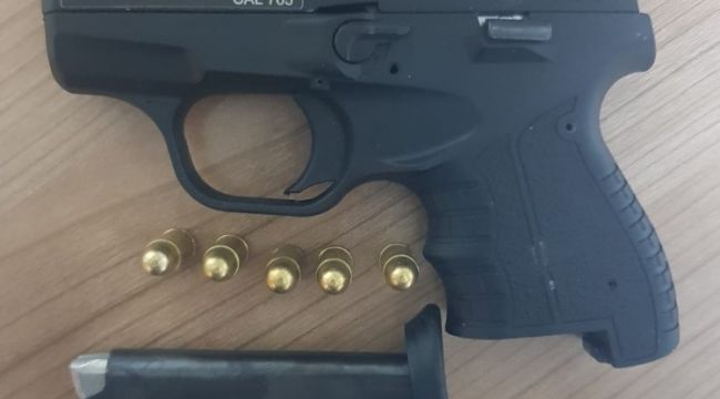 İzmir'de polisten kaçan şüpheliden ruhsatsız tabanca ele geçirildi