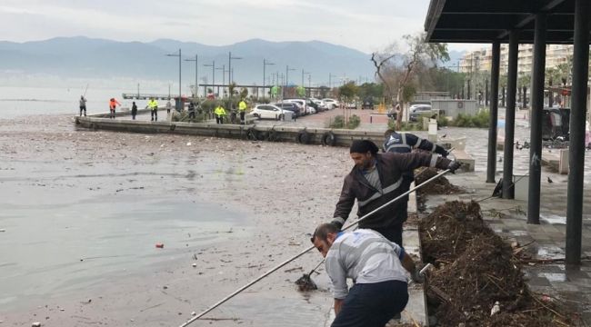 İzmir'de selden sonra Körfez'den 25 ton çöp toplandı