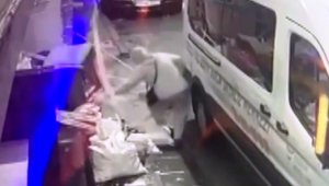 İzmir'de yaşlı kadın kapağı çalınan rögara düştü