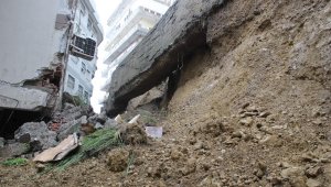 İzmir'de yıldırım nedeniyle bir binanın istinat duvarı çöktü