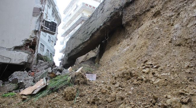 İzmir'de yıldırım nedeniyle bir binanın istinat duvarı çöktü