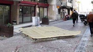 İzmir'deki fırtına dehşeti: Sitenin kamelyası havaya uçtu