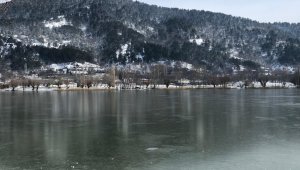İzmir'deki soğuk hava Gölcük Gölü'nü dondurdu
