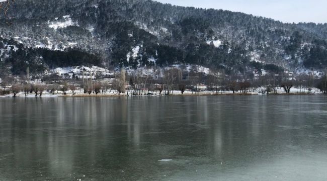 İzmir'deki soğuk hava Gölcük Gölü'nü dondurdu