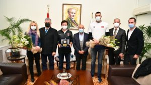 İzmir'e gurur yaşatan milli yüzücü Sakçı'dan Başkan Soyer'e ziyaret