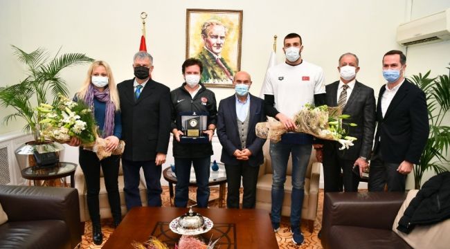 İzmir'e gurur yaşatan milli yüzücü Sakçı'dan Başkan Soyer'e ziyaret