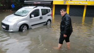 İzmir'i vuran sel felaketiyle esnaf ve vatandaş çaresiz kaldı