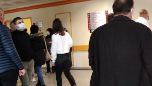 Kadın doktora hastanede orakla saldırı