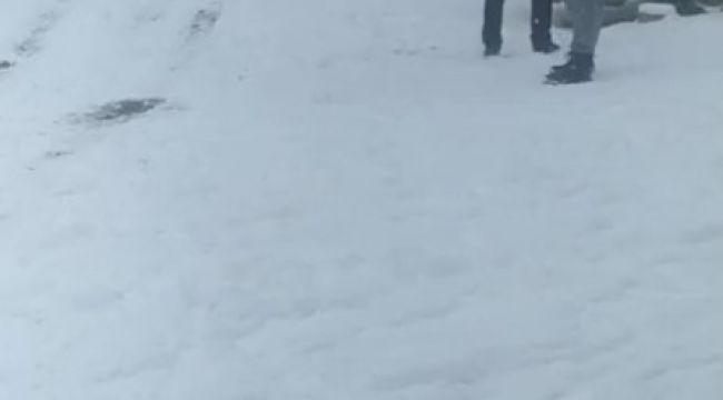 Kağıthane'de bir yolcu karda kayan taksiden böyle atladı