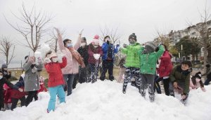Karşıyakalı çocuklara deniz kenarında kar sürprizi