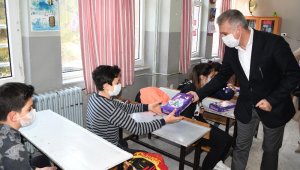 Kuşadası Belediyesi eğitim seti dağıttı