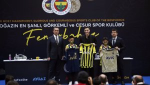 Mesut Özil imzalı çubuklu forma rekor kırdı