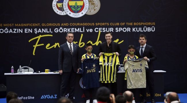 Mesut Özil imzalı çubuklu forma rekor kırdı