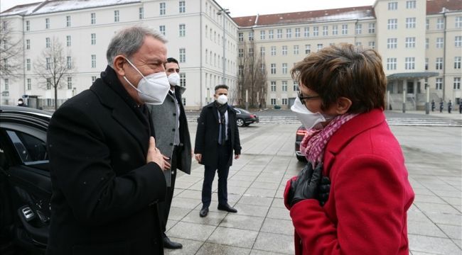 Milli Savunma Bakanı Akar, mevkidaşı Karrenbauer ile görüştü