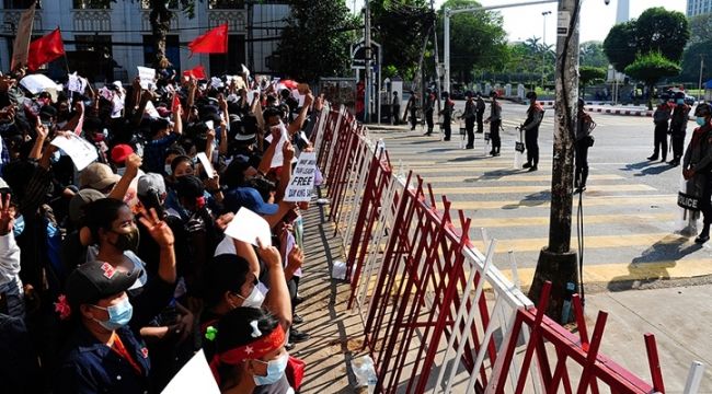 Myanmar'da darbe karşıtı protestoculara plastik mermili müdahale