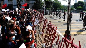 Myanmar'da darbe karşıtı protestoculara plastik mermili müdahale