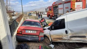 Otomobilde sıkışan 2 kişiyi İtfaiye ekipleri kurtardı