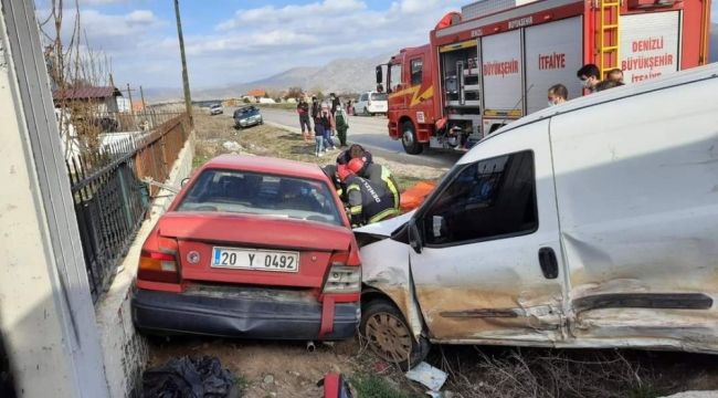 Otomobilde sıkışan 2 kişiyi İtfaiye ekipleri kurtardı