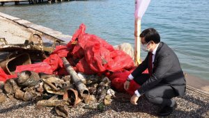 Pet şişe, lastik, şezlong.. Ne varsa denize atmışlar