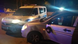 Polis aracına çarpıp kaçan alkollü sürücü yakalandı