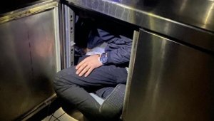 Polisi görünce kimi koltuk arkasına kimi dolaba saklandı