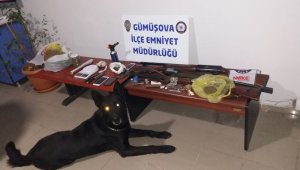 Polisin dikkati cephaneliği ortaya çıkardı