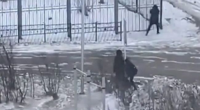 Rusya'da fırtınaya yakalananlar tabelalara sarıldı