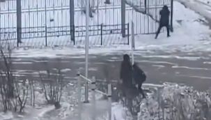 Rusya'da fırtınaya yakalananlar tabelalara sarıldı