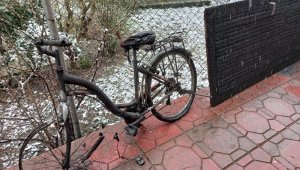 Şarjdaki akülü araç evi küle çeviriyordu