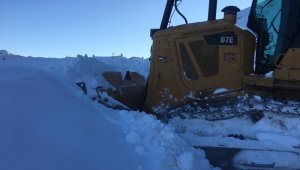 Şebekeyi onarmaya gidip karda mahsur kaldılar