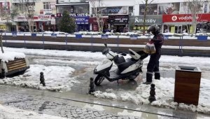Soğuk kış günlerinde paket servis kuryeleri zor anlar yaşıyor