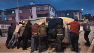 Takla atan aracın imdadına mahalle sakinleri yetişti