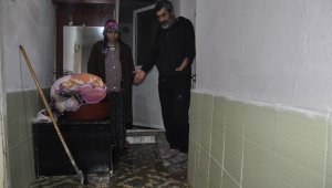 Taşan dere suları, evi savaş alanına çevirdi