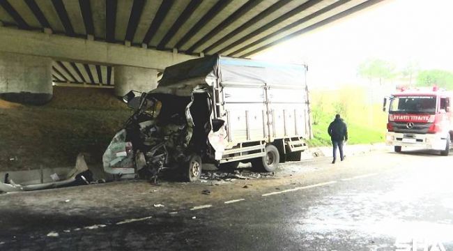 TEM otoyolunda iki kamyonet çarpıştı: 1 ağır yaralı