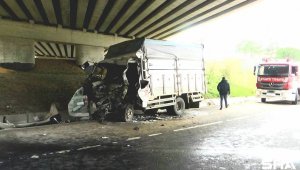 TEM otoyolunda iki kamyonet çarpıştı: 1 ağır yaralı