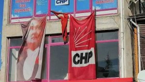 Türk bayrağı ve Atatürk'ün resminin yıpranmış şekline tepki