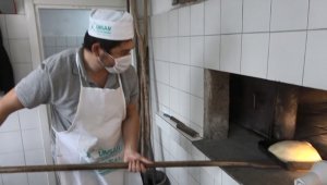 Üç dil biliyor, fırında çıraklık yapıyor