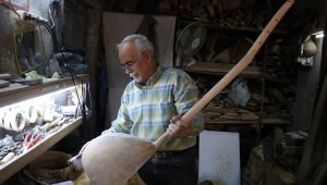 Ustasız öğrendiği saz imalatını 38 yıldır aşkla devam ettiriyor