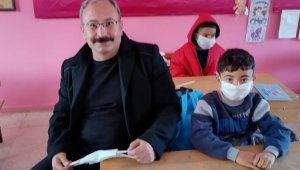 Vefalı doktor okuduğu okulun öğrencilerini unutmadı