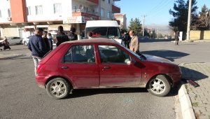 Virajı alamayan otomobil başka bir araca çarptı: 4 yaralı