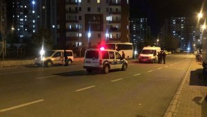 Yol kenarına bırakılan şüpheli çanta polisi harekete geçirdi