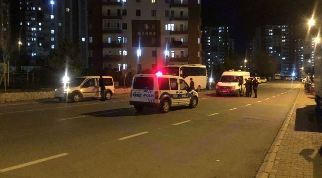 Yol kenarına bırakılan şüpheli çanta polisi harekete geçirdi